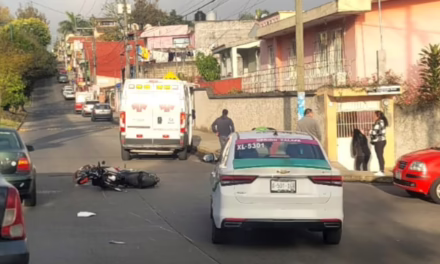 Accidente entre taxi y motocicleta en la colonia Rafael Lucio