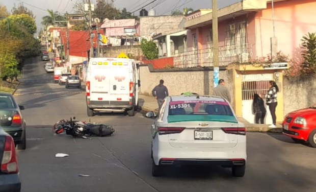 Accidente entre taxi y motocicleta en la colonia Rafael Lucio