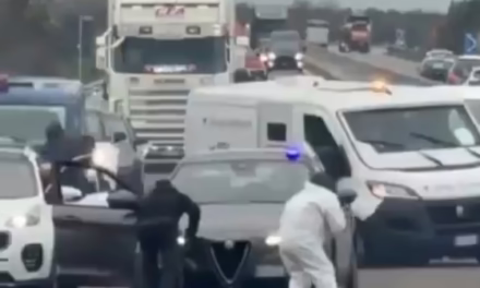 Video:Espectacular asalto con explosiones y tiroteos a un furgón blindado en el sur de Italia