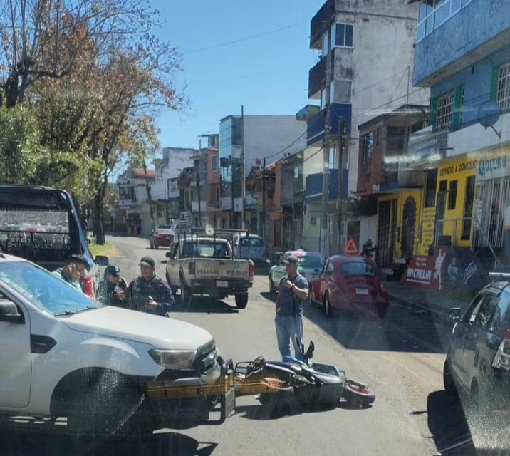 Accidente en la Av. Ruiz Cortines deja a un motociclista lesionado