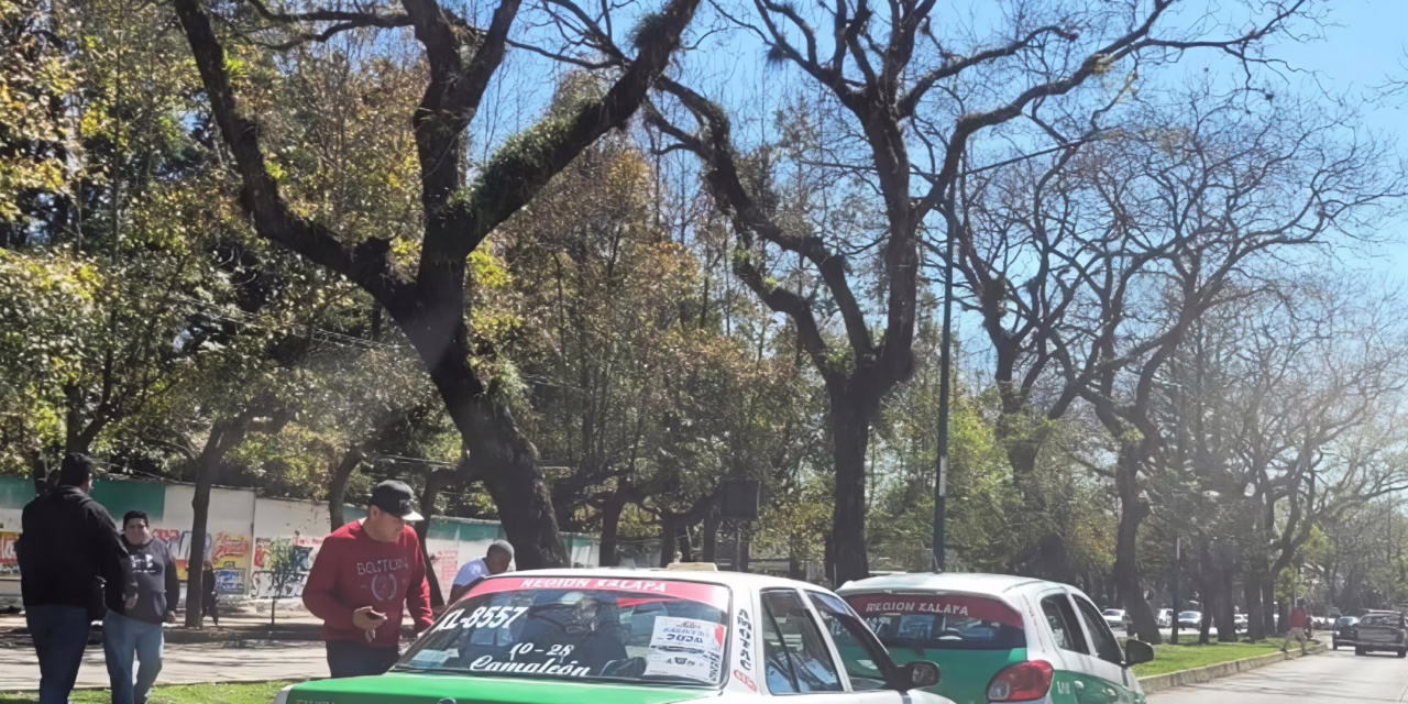 Chocan por alcance dos taxis eb Ruiz Cortines