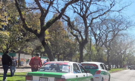 Chocan por alcance dos taxis en Ruiz Cortines