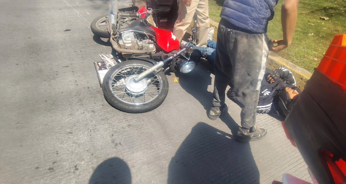 Motociclista lesionado tras accidente en la avenida Ruiz Cortines; vialidad parcialmente afectada