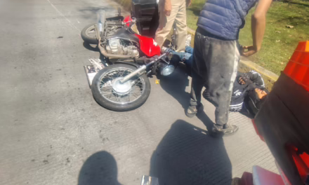 Motociclista lesionado tras accidente en la avenida Ruiz Cortines; vialidad parcialmente afectada