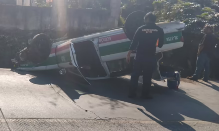 Vuelca taxi en la carretera Xalapa-Naolinco a la altura de Piedra de Agua