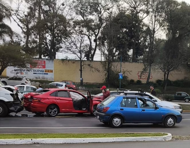 Carambola frente a Plaza Américas genera caos vial en la Xalapa-Veracruz