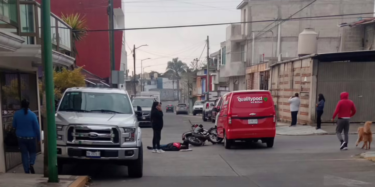 Motociclista lesionado tras chocar contra camioneta de mensajería en la colonia Carolino Anaya
