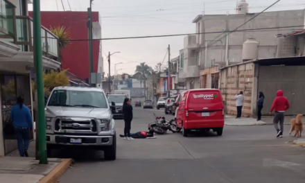 Motociclista lesionado tras chocar contra camioneta de mensajería en la colonia Carolino Anaya