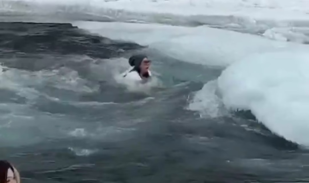 Video:Rescatan a una madre y su hija de un río con aguas gélidas en China