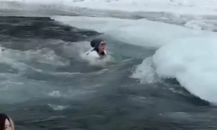 Video:Rescatan a una madre y su hija de un río con aguas gélidas en China