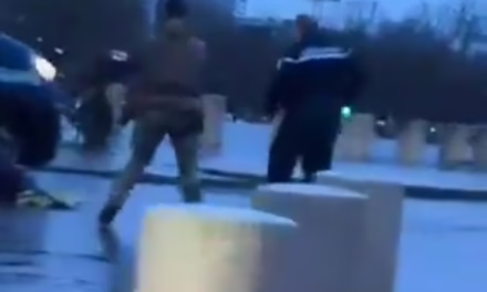 Un hombre armado con cuchillo intenta atacar a gendarmes en el Arco del Triunfo de París