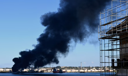 Una refinería de petróleo ubicada en la bahía de La Habana, en Cuba, fue escenario de un incendio ocurrido en la tarde del viernes
