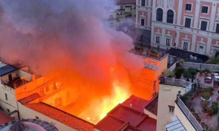 Video:Un incendio en el centro de Nápoles causa graves daños al histórico Teatro Sannazaro