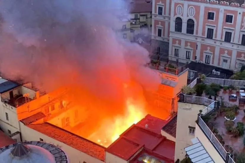 Video:Un incendio en el centro de Nápoles causa graves daños al histórico Teatro Sannazaro