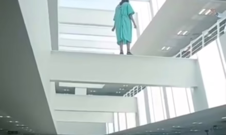 Video:Mujer camina sobre estructura en IMSS en León; activan protocolos de emergencia