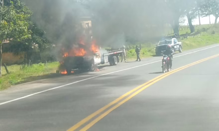 Se incendia vehículo en la carretera Xalapa-Perote