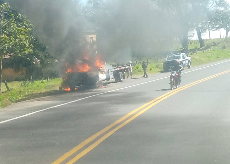 Se incendia vehículo en la carretera Xalapa-Perote