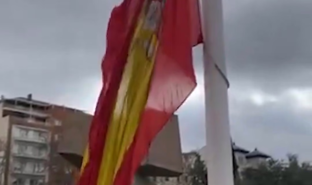 Video:Bandera de España una aparatosa rotura en plena ceremonia de izado militar