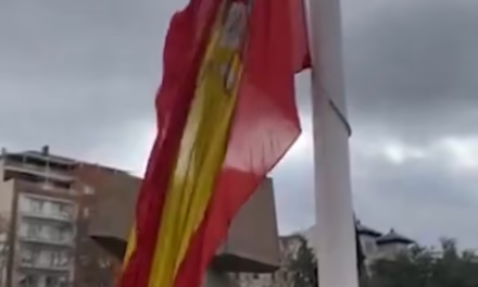 Video:Bandera de España una aparatosa rotura en plena ceremonia de izado militar