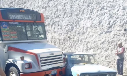 Percance vial en Lázaro Cárdenas genera complicaciones a la altura de Miguel Alemán