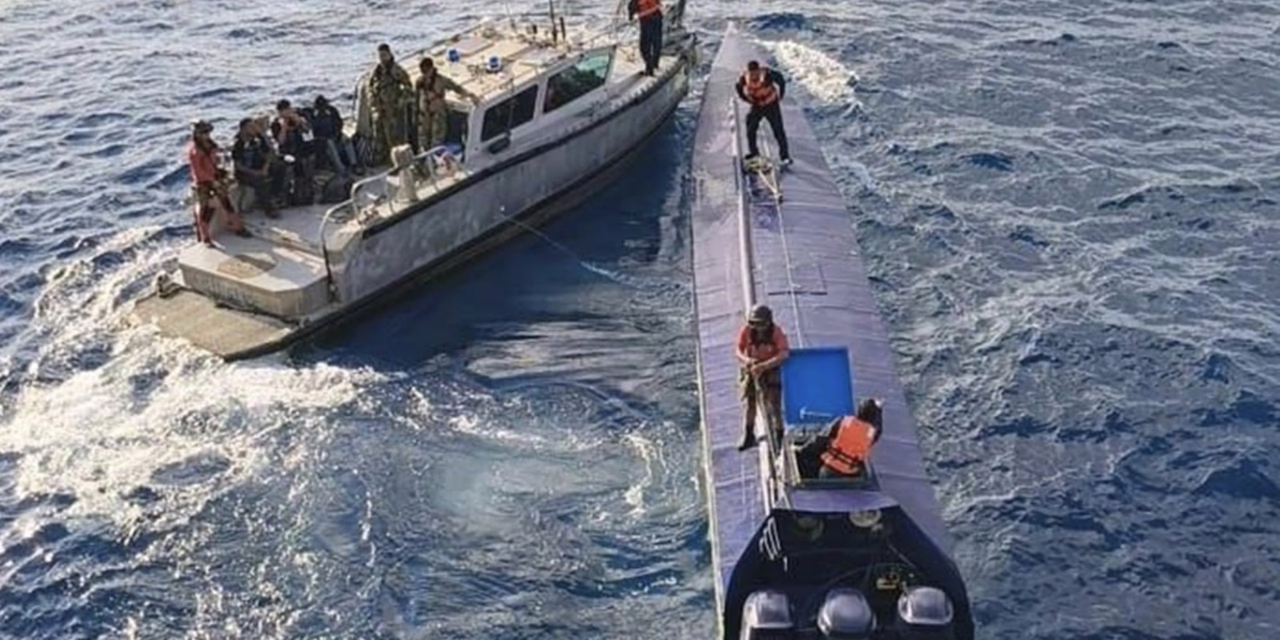 Marina intercepta semisumergible con 4 toneladas de cocaína en Manzanillo, reporta García Harfuch