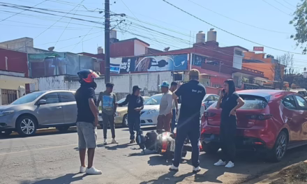 Mujer motociclista lesionada tras choque en Av. Miguel Alemán