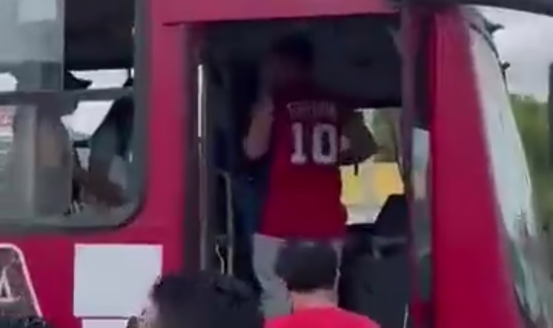 Fallece chófer de transporte público mientras conducía por la avenida Kukulcán en Cancún