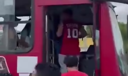 Fallece chófer de transporte público mientras conducía por la avenida Kukulcán en Cancún