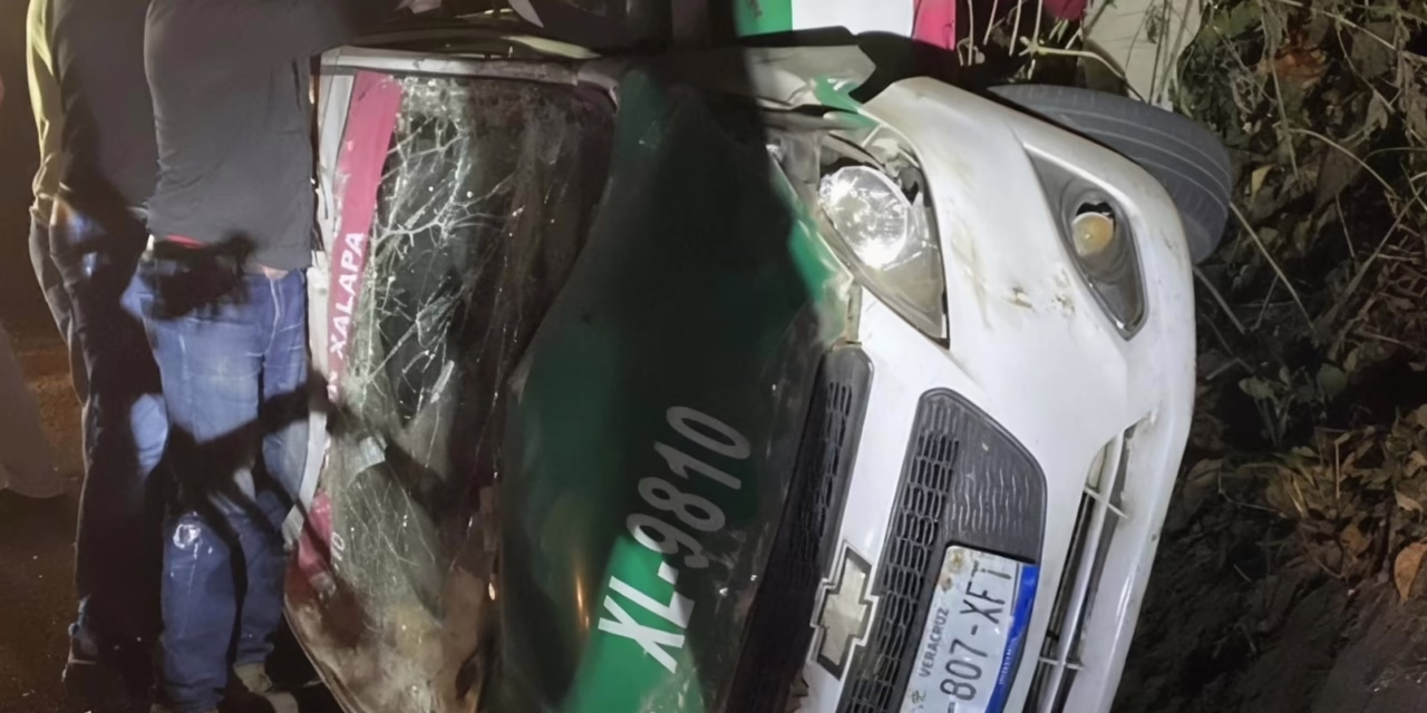 Vuelca taxi en la carretera Xalapa-Alto Lucero.