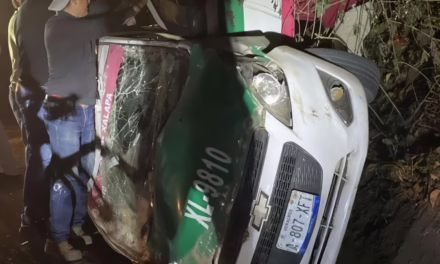 Vuelca taxi en la carretera Xalapa-Alto Lucero.