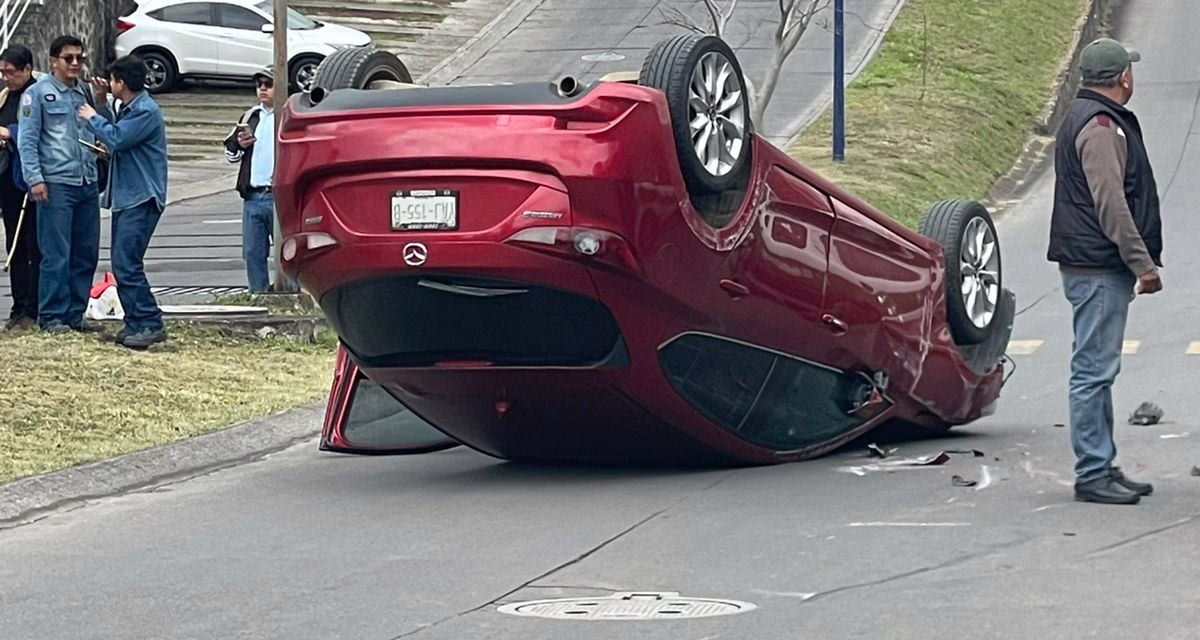 Volcadura de vehículo en el Fraccionamiento La Pradera