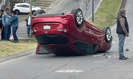 Volcadura de vehículo en el Fraccionamiento La Pradera