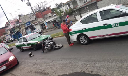 Colisión entre taxi y motocicleta genera caos vial en la colonia Rafael Lucio