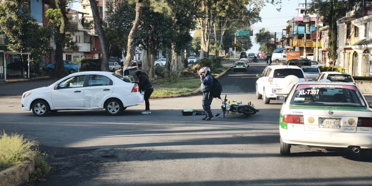 Choque entre auto y motocicleta en Ferrocarril Interoceánico