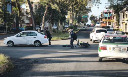 Choque entre auto y motocicleta en Ferrocarril Interoceánico