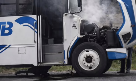 Autobús de la línea ATB presenta falla mecánica en la carretera Xalapa – Espinal