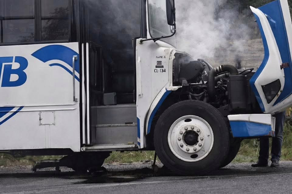Autobús de la línea ATB presenta falla mecánica en la carretera Xalapa – Espinal