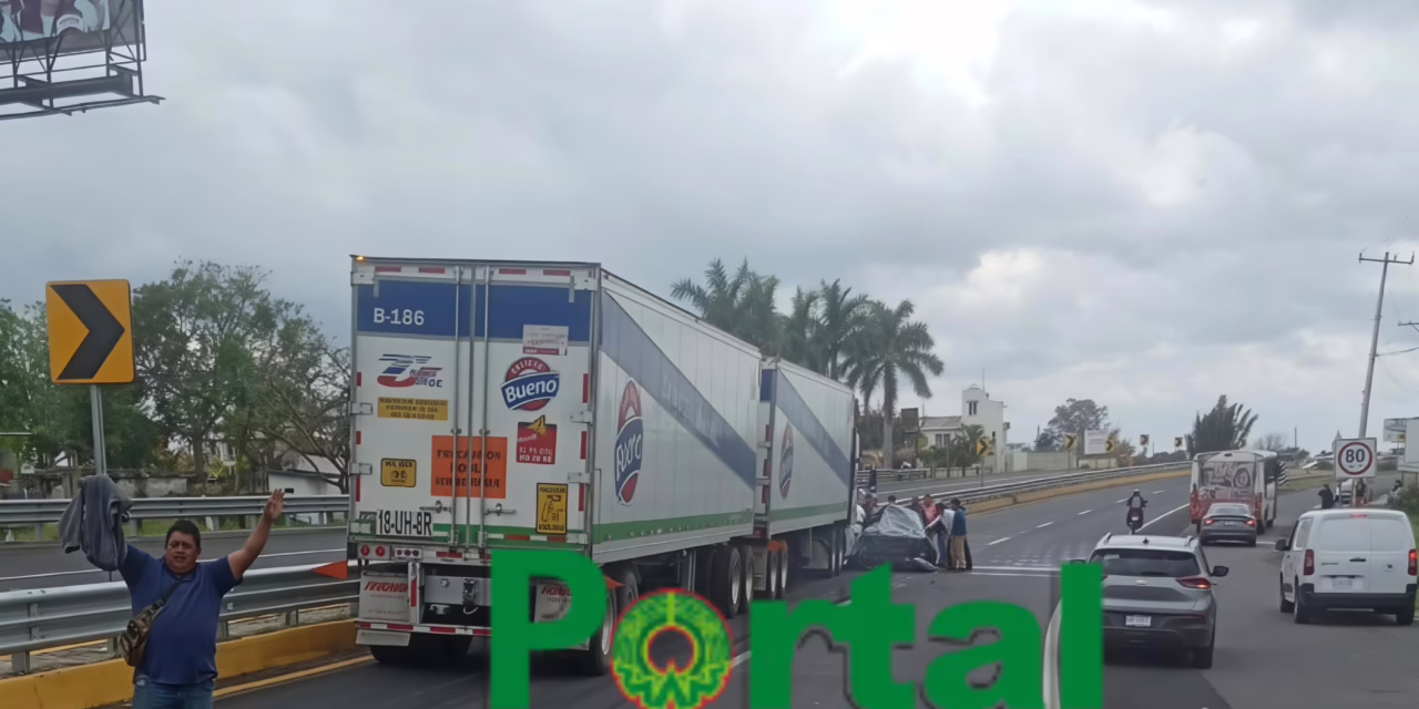 Choque entre tráiler y particular en la Xalapa-Veracruz genera movilización de cuerpos de emergencia