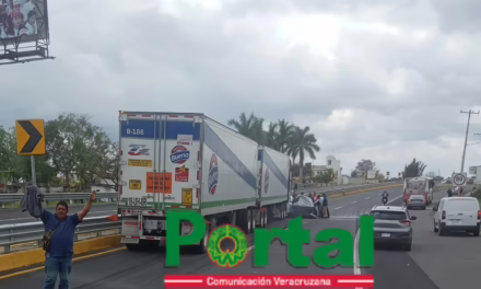Choque entre tráiler y particular en la Xalapa-Veracruz genera movilización de cuerpos de emergencia