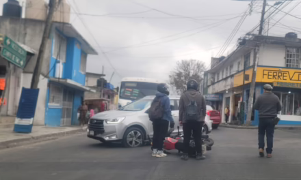 Percance vial en la colonia Carolino Anaya: Motociclista herido tras choque