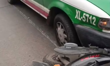 Percance vial en la calle Allende deja a motociclista lesionada