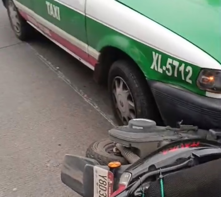 Percance vial en la calle Allende deja a motociclista lesionada
