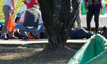 Suma Xalapa otro accidente: Motociclista lesionado tras choque con taxi en Lázaro Cárdenas