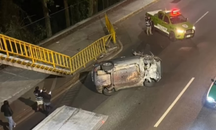 Volcadura frente a Plaza Ánimas deja tres lesionados