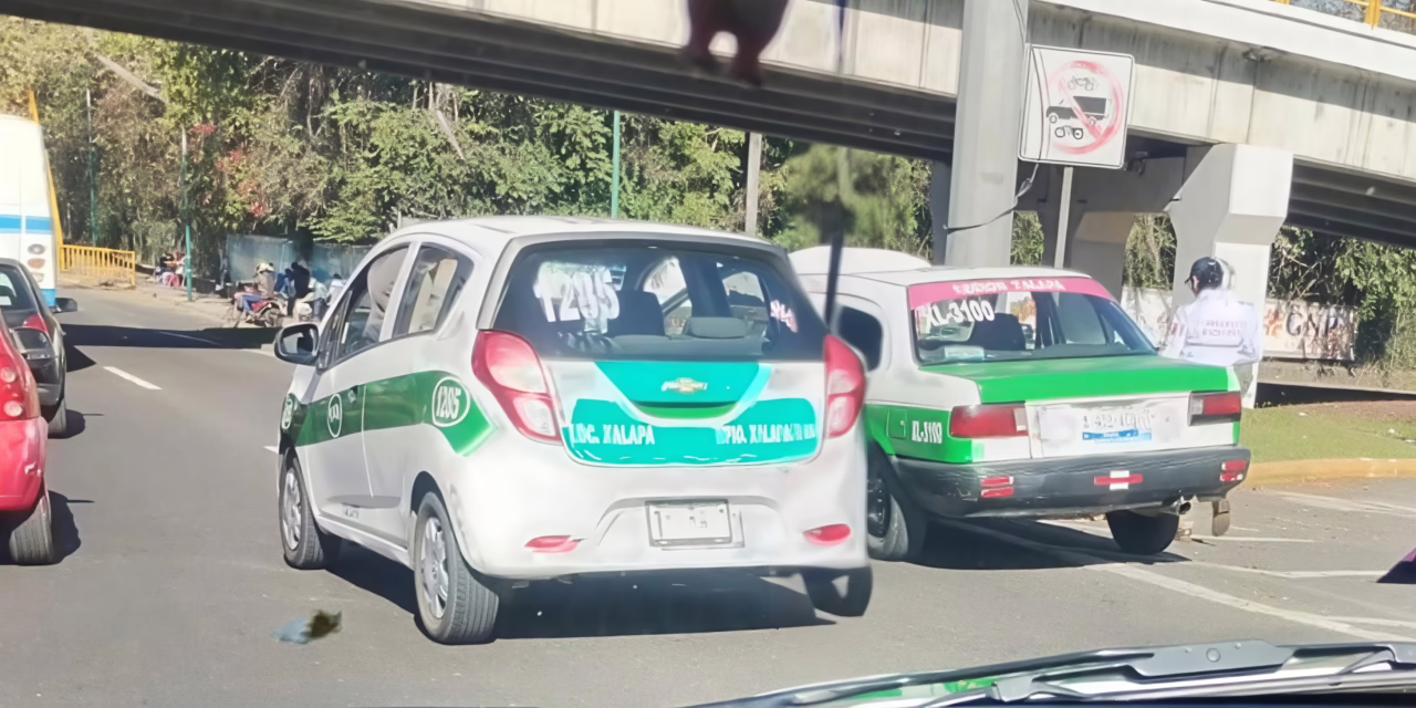 Percance entre taxis, a la altura de Plaza Ánimas con dirección a Banderilla