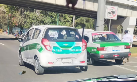 Percance entre taxis, a la altura de Plaza Ánimas con dirección a Banderilla