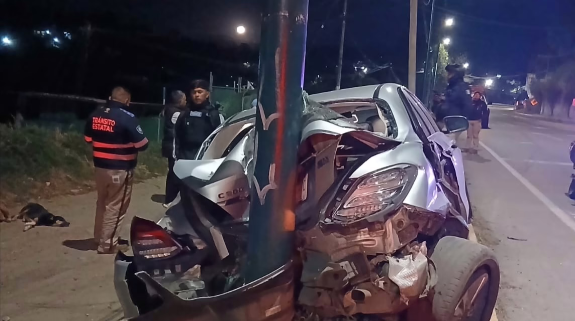 Aparatoso accidente en la calle Bolivia: Mercedes-Benz impacta contra poste