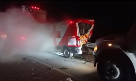 Ambulancia de la Cruz Roja se impacta cin tráiler, paramédico perdió la vida