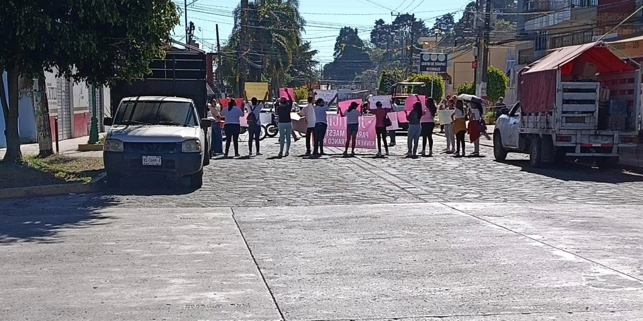 Padres de familia bloquean avenida principal en Banderilla en apoyo a docente