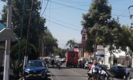 Camión de carga derriba cable de energía eléctrica en Miguel Alemán